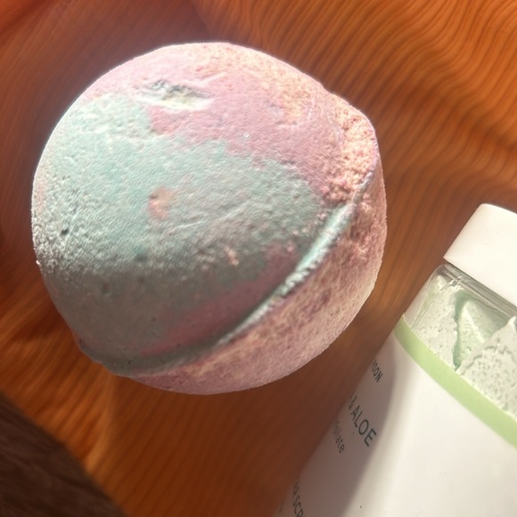 LUSH bath bomb + Whipped SUGAR SOAP scrub + ONE MORE! - Picture 5 of 7